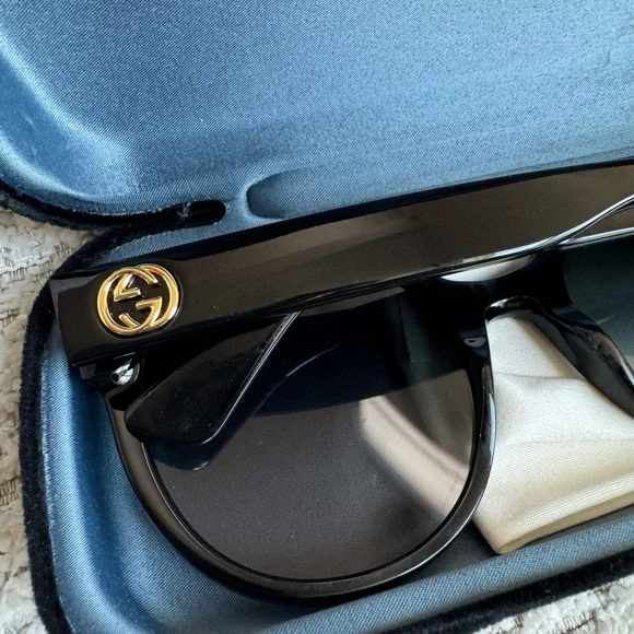 Gucci Glossy Black Oversized Sunglasses - Picture 3 of 3